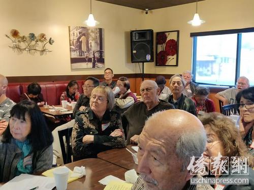 中國僑網(wǎng)梅元宇(Eugene Moy)主講 “1869 中國工人完成跨橫貫大陸鐵路”講座。(美國《僑報》/李青蔚 攝)