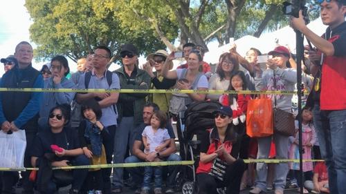 中國(guó)僑網(wǎng)年節(jié)展除了吸引不少華人全家出動(dòng),更迎來不同族裔的朋友共襄盛舉。(美國(guó)《世界日?qǐng)?bào)》/王千惠 攝)