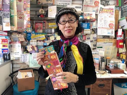 中國僑網(wǎng)美國加州蒙特利公園市彩券業(yè)者古小姐介紹豬年刮刮樂。(美國《世界日報(bào)》/張宏 攝)