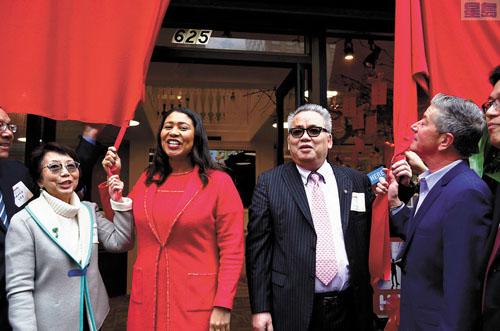 中國(guó)僑網(wǎng)嘉賓為舊金山華埠訪客中心揭幕。 (美國(guó)《星島日?qǐng)?bào)》/劉玉姝 攝)