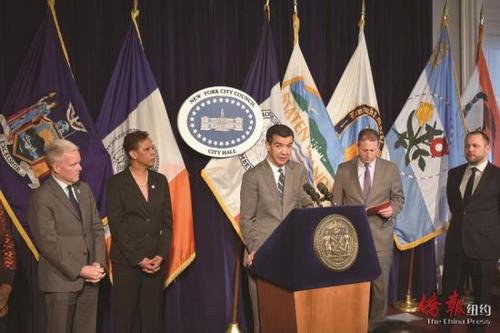 中國僑網(wǎng)羅瑞格茲(講話者)敦促州府向無證移民發(fā)放駕照。(美國《僑報》/尹英姿 攝)