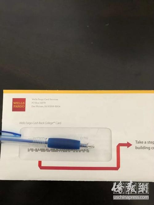 中國僑網(wǎng)圖為來自富國銀行郵寄的關(guān)于銀行卡的信件。(美國《僑報》/王珂瑩 攝)