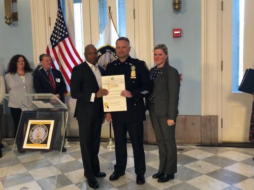 中國僑網(wǎng)警佐哈特7日獲得紐約布魯克林區(qū)長亞當斯表彰。(美國《世界日報》/顏潔恩攝影)
