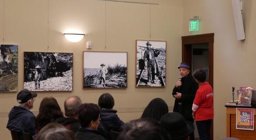 中國僑網畫家佩里介紹他的三幅作品。(美國《世界日報》/梁雨辰 攝)