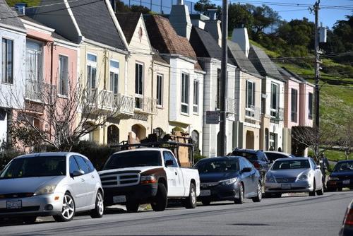 中國僑網(wǎng)六名蒙面持槍匪徒闖進(jìn)舊金山日落區(qū)一戶華裔民宅搶劫。(美國《世界日報(bào)》/李秀蘭 攝)