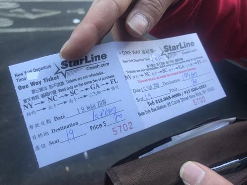 中國(guó)僑網(wǎng)乘客的車票上仍是佛州巴士公司的商標(biāo)。(記者張晨/攝影)