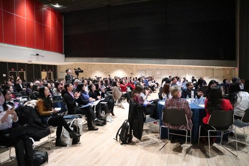 中國僑網(wǎng)參加交流論壇的各教育機構(gòu)代表超百余人。(美國《世界日報》/張晨 攝)