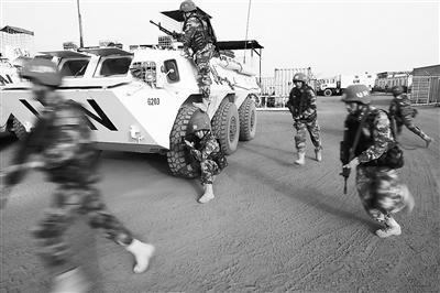 中國僑網(wǎng)上圖:維和官兵進(jìn)行營區(qū)安全防衛(wèi)演練。