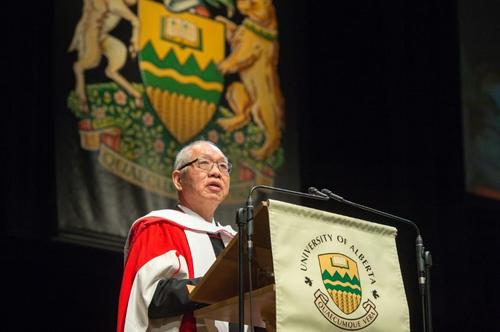 中國僑網(wǎng)丘成桐教授獲阿爾伯塔大學(xué)榮譽博士學(xué)位