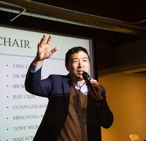 中國(guó)僑網(wǎng)美國(guó)2020總統(tǒng)候選人楊安澤在演講。(《芝加哥華語論壇》/張大衛(wèi) 攝)