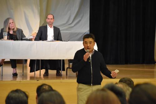 中國(guó)僑網(wǎng)華人家長(zhǎng)發(fā)言。(美國(guó)《世界日?qǐng)?bào)》/顏嘉瑩 攝)