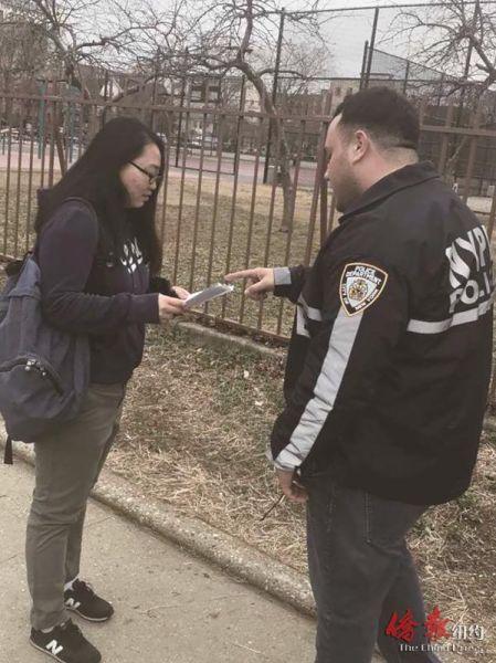 中國(guó)僑網(wǎng)羊頭灣警方在公園宣傳安全知識(shí)。(圖片來(lái)源:美國(guó)《僑報(bào)》)