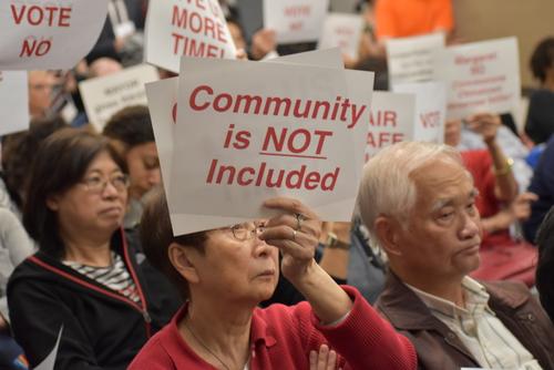 中國僑網(wǎng)華裔小區(qū)居民手持標(biāo)語,反對(duì)監(jiān)獄新建案。(美國《世界日?qǐng)?bào)》/顏嘉瑩 攝)