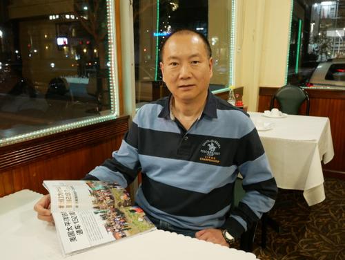 中國僑網(wǎng)李炬介紹拍攝鐵路的過程。(美國《世界日報》/梁雨辰 攝)