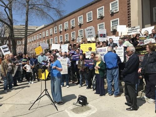 中國僑網(wǎng)上百位民眾13日在紐約皇后區(qū)公所反對在秋園擴建城區(qū)監(jiān)獄的計劃。(美國《世界日報》/牟蘭 攝)