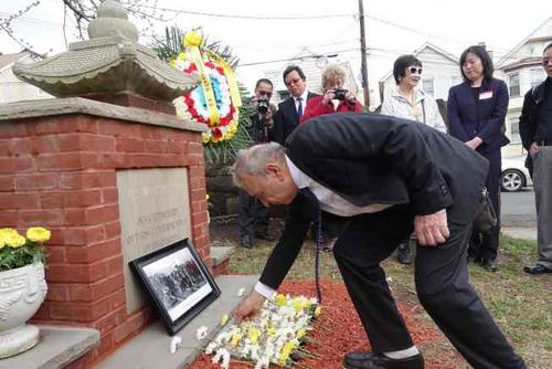 中國(guó)僑網(wǎng)貝勒維爾歷史學(xué)會(huì)主席佩羅內(nèi)為華工獻(xiàn)花。(美國(guó)《世界日?qǐng)?bào)》/謝哲澍 攝)