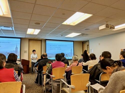 中國僑網(wǎng)美國移民律師張曉樂就福利、醫(yī)療等問題答疑。 (美國《世界日報》/賴蕙榆 攝)