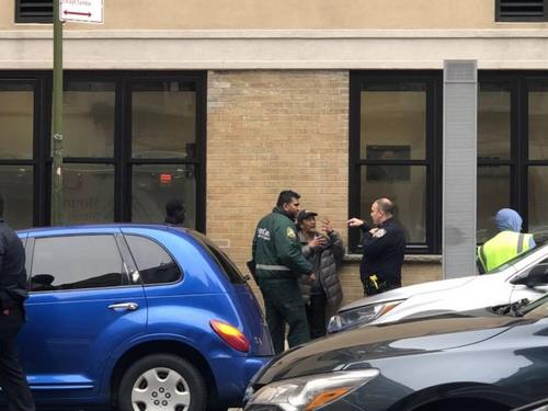 中國僑網(wǎng)紐約警員與救援人員在現(xiàn)場了解情況。(美國《世界日報(bào)》/張晨 攝)