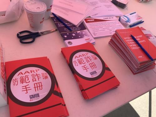 中國僑網(wǎng)美國中老年人協(xié)會(AARP) 分發(fā)中文版防范詐騙手冊。(美國《世界日報》/牟蘭 攝)