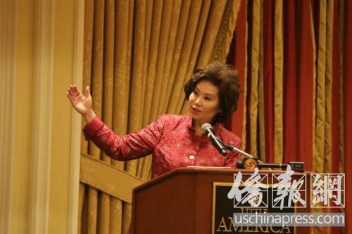 中國僑網(wǎng)交通部長趙小蘭在僑界活動(dòng)上講話。(美國《僑報(bào)》/邱晨 攝)