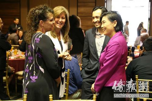 中國僑網(wǎng)趙美心(右)和與會(huì)代表交談。(圖片來源:美國僑報(bào)網(wǎng) 高睿/攝)