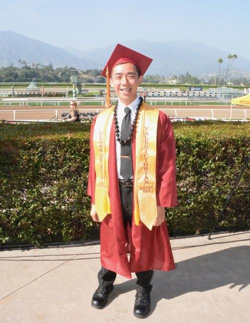 中國僑網(wǎng)華裔畢業(yè)生譚璟鏵披上美國亞凱迪亞高中應(yīng)屆畢業(yè)生第一名授帶。(美國《世界日報(bào)》/丁曙 攝)