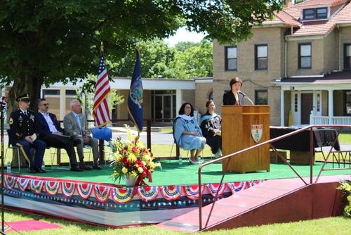 中國僑網(wǎng)校長張潔(發(fā)言者)以自身經(jīng)歷勉勵學生做一個有毅力和韌性的人。(美國《世界日報》/劉大琪 攝)