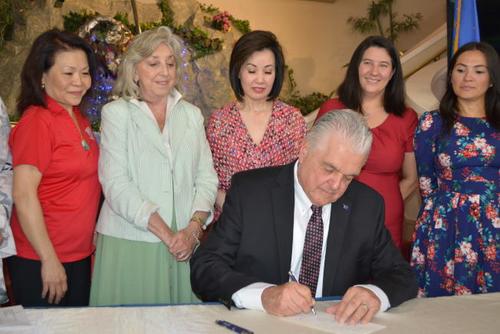 中國僑網(wǎng)美國內(nèi)華達(dá)州長希索立克在中國城簽署法案。(美國《世界日?qǐng)?bào)》/馮鳴臺(tái) 攝)