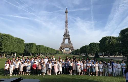 中國(guó)僑網(wǎng)法國(guó)華僑華人會(huì)組織的百名華裔青少年合唱“我和我的祖國(guó)”,向新中國(guó)建國(guó)70周年獻(xiàn)禮。(《歐洲時(shí)報(bào)》/孔帆 攝)