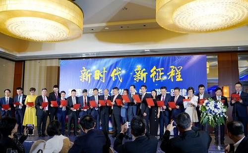 中國僑網(wǎng)歐洲浙江籍僑團(tuán)負(fù)責(zé)人宣讀“羅馬宣言” 。(歐聯(lián)通訊社 張宇典 攝)