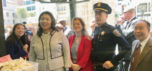 中國僑網(wǎng)舊金山市長布里德(左二)走訪士德頓街商家。(美國《世界日報(bào)》/李秀蘭 攝)