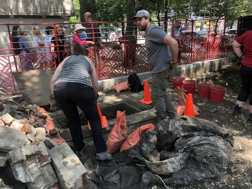 中國(guó)僑網(wǎng)美國(guó)波士頓市府考古學(xué)家巴格力(右)領(lǐng)銜團(tuán)隊(duì)進(jìn)行華埠乞臣街6號(hào)考古挖掘。(美國(guó)《世界日?qǐng)?bào)》/劉晨懿之 攝)