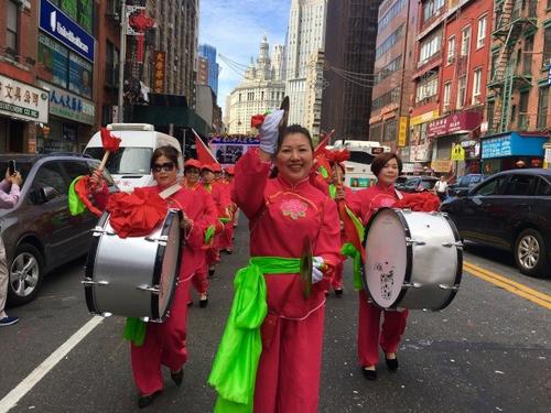 中國僑網(wǎng)游行活動鑼鼓喧天。(美國《世界日報》/鄭怡嫣 攝)