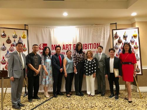 中國(guó)僑網(wǎng)12年級(jí)學(xué)生姜文婭(Mia Jiang,右五)在慈善畫(huà)展現(xiàn)場(chǎng)(美國(guó)《世界日?qǐng)?bào)》/張宏 攝)