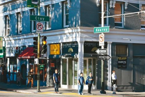 中國僑網(wǎng)案件發(fā)生于舊金山華埠Kearny街及企李街交界處。(美國《世界日報》/李秀蘭 攝)