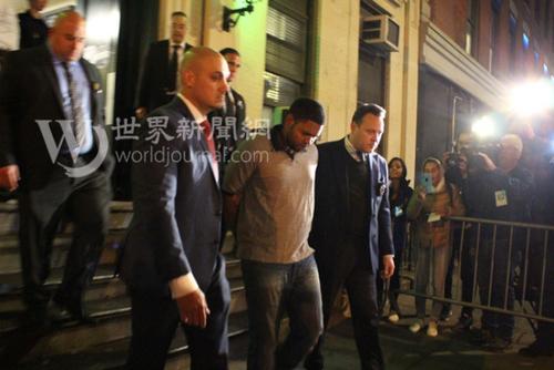 中國(guó)僑網(wǎng)兇手桑托斯被押出華埠五分局。(圖片來(lái)源:美國(guó)《世界日?qǐng)?bào)》 張晨/攝)