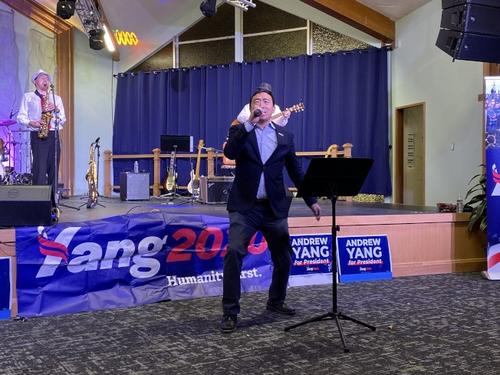 中國僑網(wǎng)楊安澤在籌款會(huì)上。(美國《世界日報(bào)》/李榮 攝)