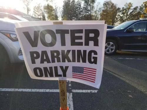 中國(guó)僑網(wǎng)新澤西州華人投票熱情高漲。(美國(guó)《世界日?qǐng)?bào)》/謝哲澍 攝)