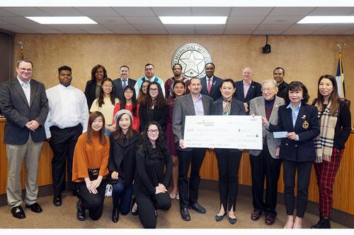 中國(guó)僑網(wǎng)圖為捐款現(xiàn)場(chǎng)。(美國(guó)《世界日?qǐng)?bào)》 賈忠/攝)