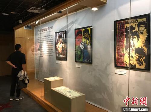 中國僑網(wǎng)圖為 “好萊塢華人電影之光”展覽18日在廈門開展。(黃詠綢/攝)