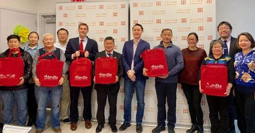 中國僑網(wǎng)圖為亞平會(huì)22日舉辦感恩節(jié)午餐會(huì),邀請民選官員與工作人員同歡。 (美國《世界日報(bào)》/牟蘭 攝)