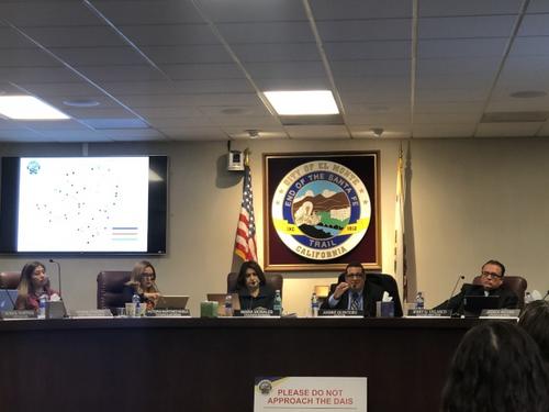 中國僑網(wǎng)圖為開放大麻廠和大麻店的提案在艾爾蒙地市議會通過一讀。(美國《世界日報》/王若然 攝)