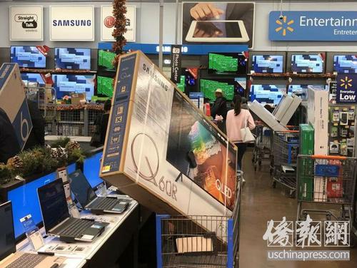 中國(guó)僑網(wǎng)圖為柔似蜜市沃爾瑪連鎖店大屏幕彩電購(gòu)物車塞滿商場(chǎng)。(美國(guó)僑報(bào)網(wǎng)/高睿 攝)