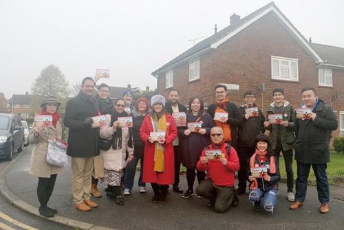 中國僑網(wǎng)Sarah Owen(左6)在拜票活動中。(《歐洲時報》/田皓雪子 攝)