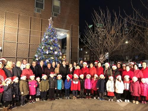 中國僑網(wǎng)圖為華埠最大圣誕樹孔子大廈前點亮。(美國《世界日報》/張晨 攝)