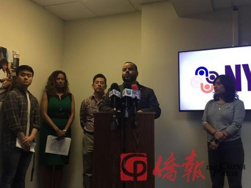 中國僑網(wǎng)圖為紐約移民聯(lián)盟總監(jiān)崔慶漢(左3)和州眾議員Marcos Crespo(左4)等在介紹無證移民如何申請紐約駕照。(美國僑報(bào)網(wǎng)/林菁 攝)