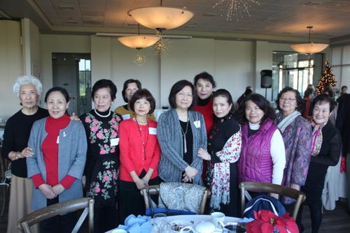 中國僑網(wǎng)圖為中半島家庭服務(wù)處的華裔志愿者獲得表彰。(美國《世界日報》/李晗 攝)