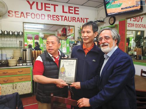 中國(guó)僑網(wǎng)圖為舊金山市參事佩斯金(右)為華埠悅利老板余泳深(左)的退休頒發(fā)嘉獎(jiǎng)狀,新老板是17年的老伙計(jì)甄沃杰(中)。(美國(guó)《星島日?qǐng)?bào)》/徐明月 攝)