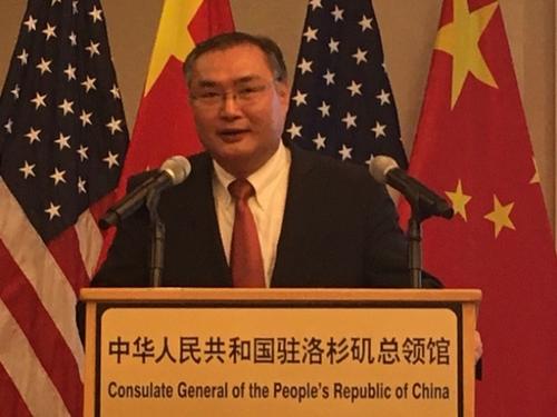 中國(guó)僑網(wǎng)張平在致辭中回顧了澳門回歸20年來所取得的巨大成就。(美國(guó)《世界日?qǐng)?bào)》楊青╱攝)