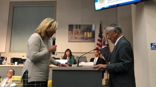 中國僑網(wǎng)洛杉磯縣政委員巴杰(左)見證周國康(右)宣誓。(美國《世界日報(bào)》/李雪 攝)